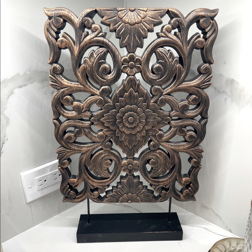 ‼️Sold‼️ Beautiful Acanthus Style Decorative Stand